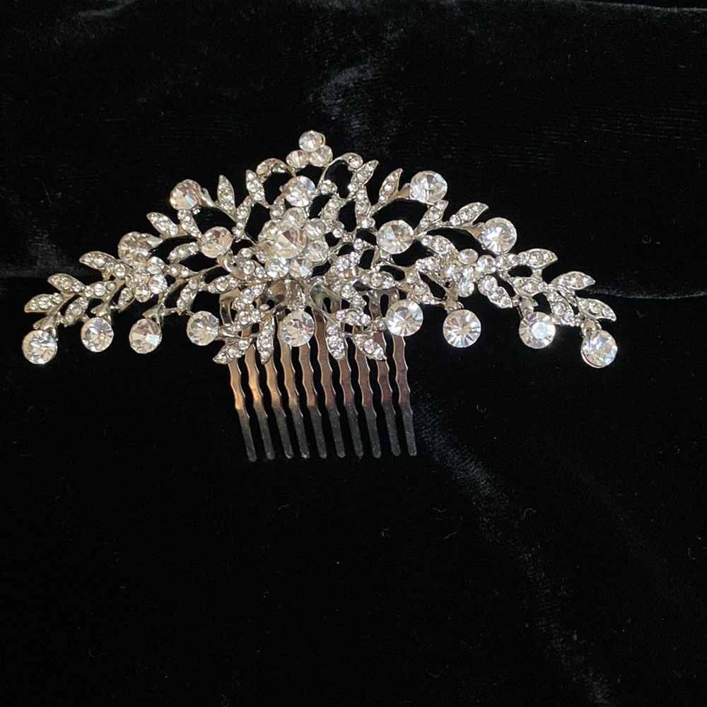 COPY - NWOT Bridal comb. Gorgeous crystals!